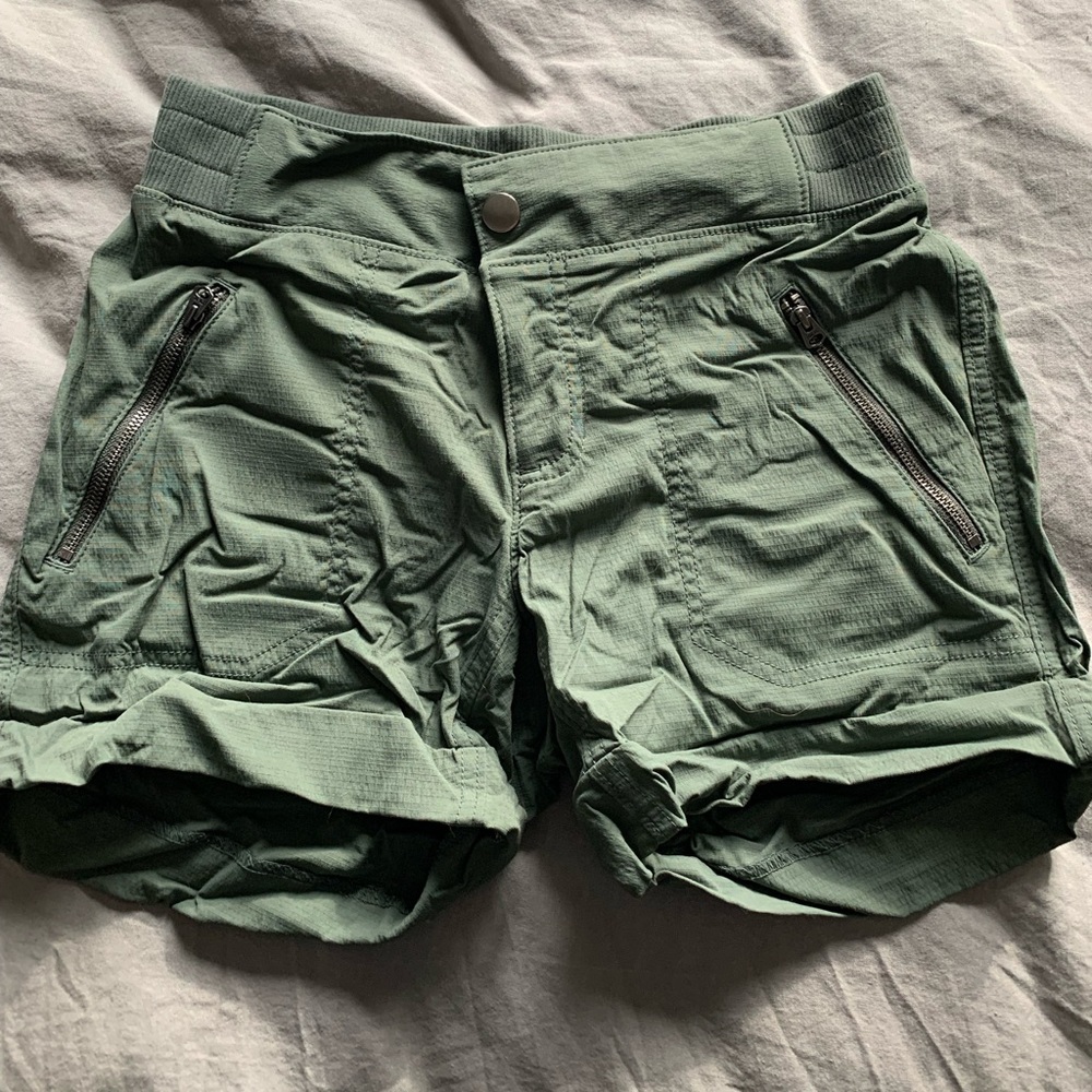 Athleta Size 4 Trekkie Shorts Army Green